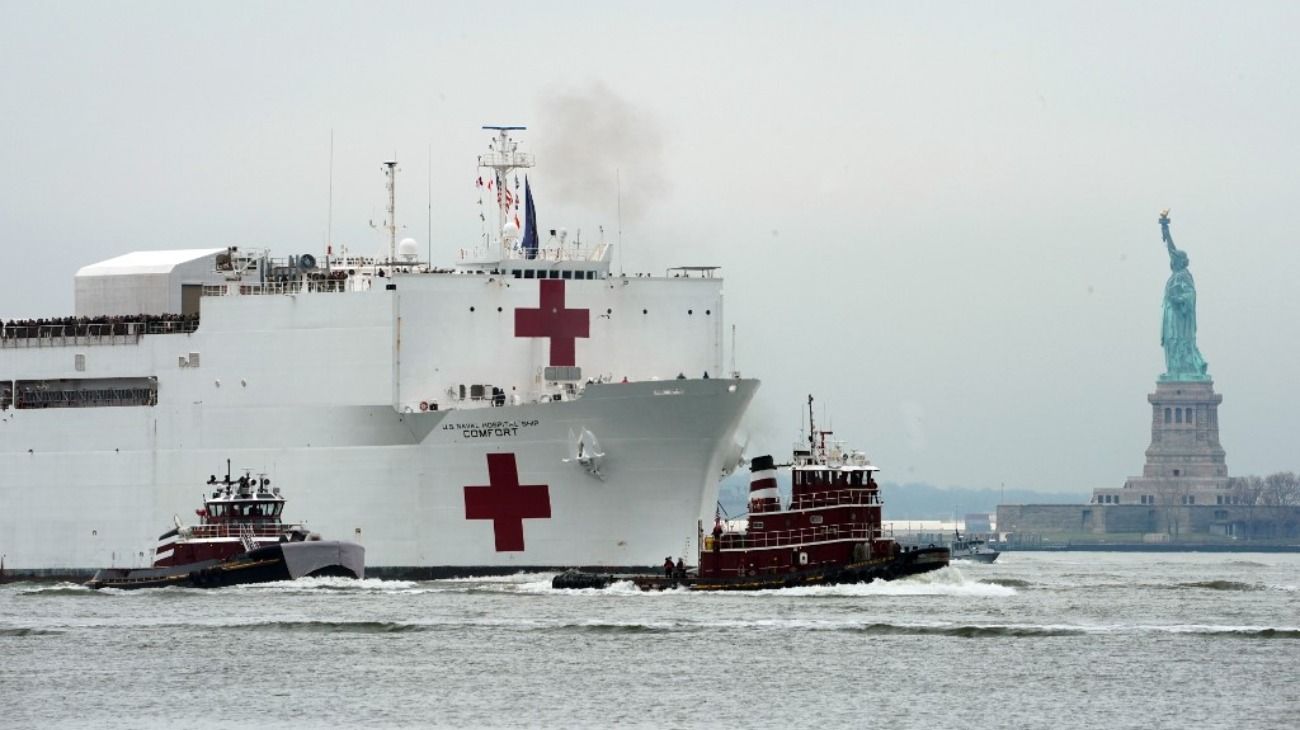 El buque hospital llegó a Nueva York el lunes 30.