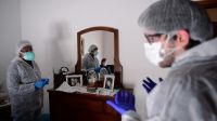 Trabajadores de la salud visitan en Bérgamo a pacientes infectados o con síntomas de Covid-19.