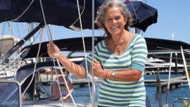 Esta mujer de 75 años hace una década decidió explorar el mundo arriba de su velero Shipping.