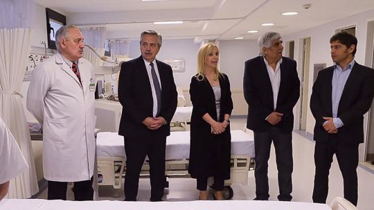 Alberto inauguró un hospital con elogios al "inmenso" Moyano