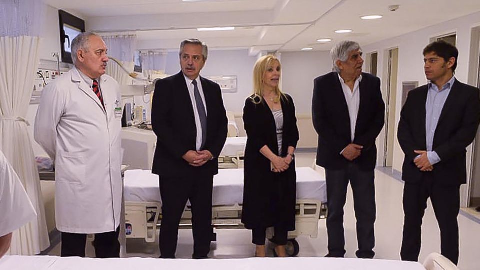 Alberto inauguró un hospital con elogios al "inmenso" Moyano