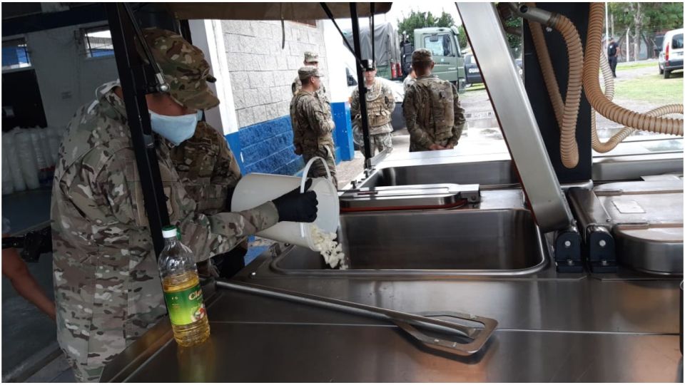 El Ejército Argentino distribuye alimentos para los más vulnerables en La Matanza.