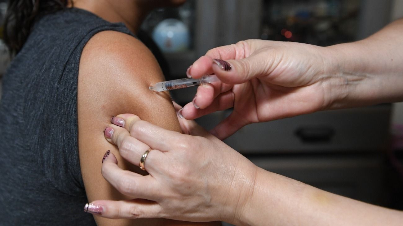 Quiénes deben aplicarse la vacuna antigripal durante la cuarentena