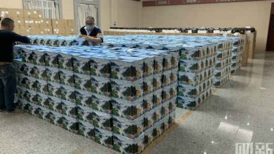 Las fotos aparecen en la web china Caixin, que explica que ese camión transportaba 2.500 urnas y que su conductor había llevado la misma cantidad el día anterior.