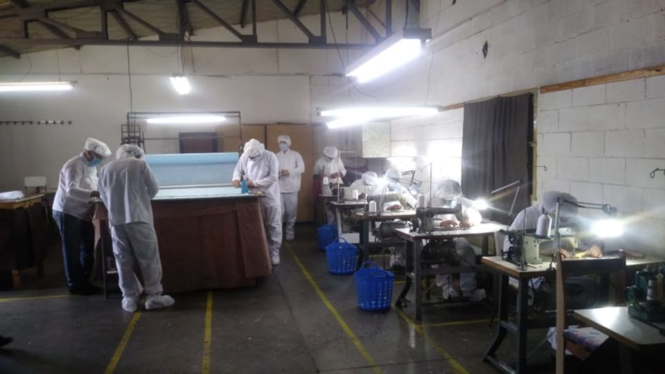 Los internos de la Unidad 19 de Saavedra trabajan en la confección de los barbijos