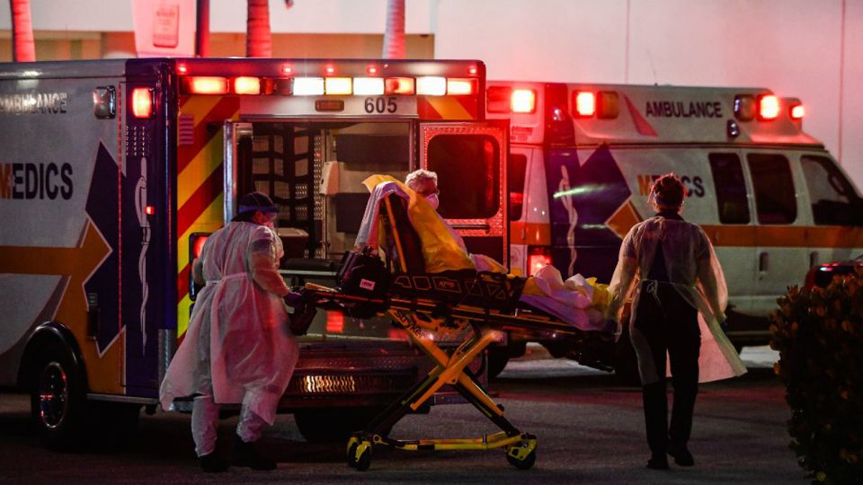 Socorristas trasladan a pacientes en el Broward Health Medical Center en Fort Lauderdale, Florida.
