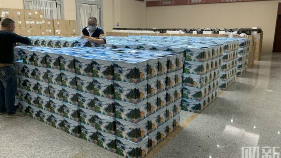 Las fotos aparecen en la web china Caixin, que explica que ese camión transportaba 2.500 urnas y que su conductor había llevado la misma cantidad el día anterior.