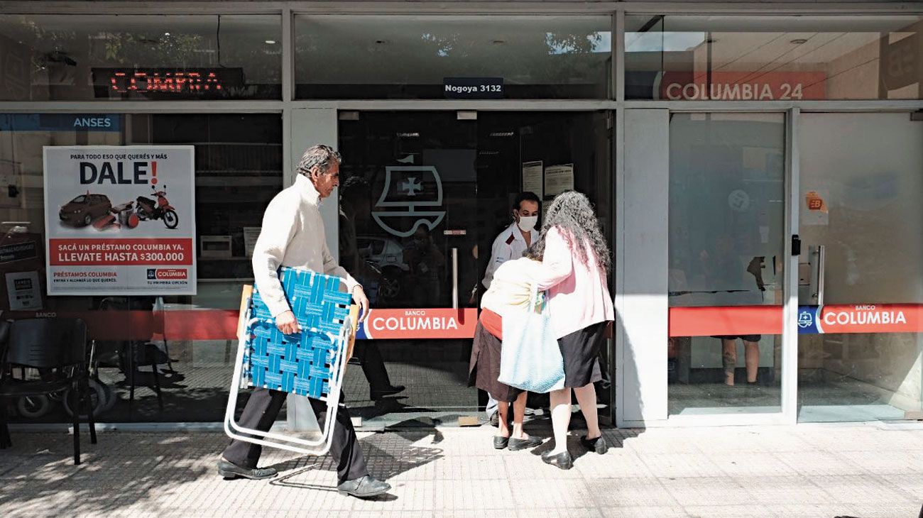 FILAS. La gente empezó a formar a la medianoche en zonas del Conurbano. Hubo tumultos y enojo de los clientes, en su mayoría adultos mayores que forman el grupo de riesgo frente al Covid-19.