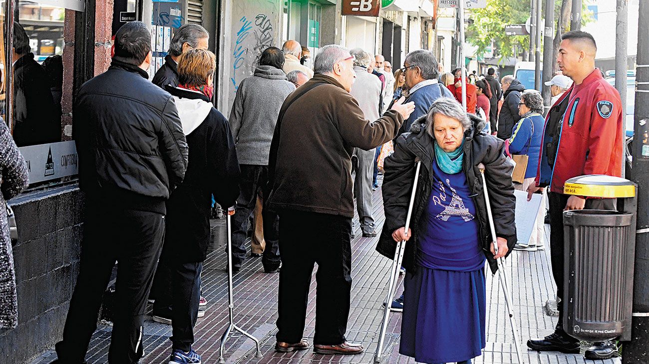 FILAS. La gente empezó a formar a la medianoche en zonas del Conurbano. Hubo tumultos y enojo de los clientes, en su mayoría adultos mayores que forman el grupo de riesgo frente al Covid-19.