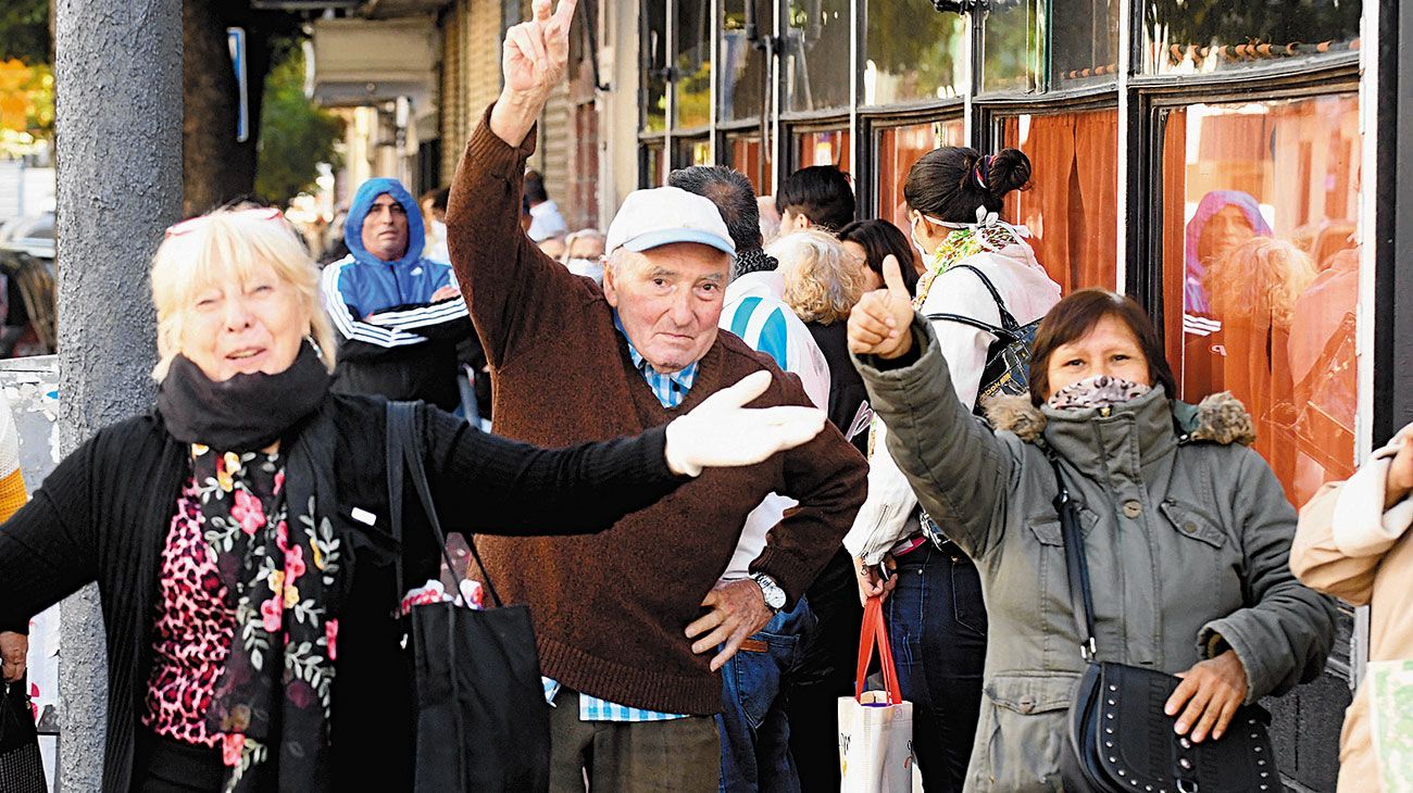 FILAS. La gente empezó a formar a la medianoche en zonas del Conurbano. Hubo tumultos y enojo de los clientes, en su mayoría adultos mayores que forman el grupo de riesgo frente al Covid-19.