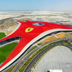 En la isla artificial de Yas se encuentra Ferrari World Abu Dhabi, un parque temático donde que incluye Formula Rossa, la montaña rusa más rápida del mundo. 