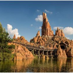 Es una de las atracciones más emblemáticas de los diferentes parques Disney tanto por su tematización es la Big Thunder Mountain.