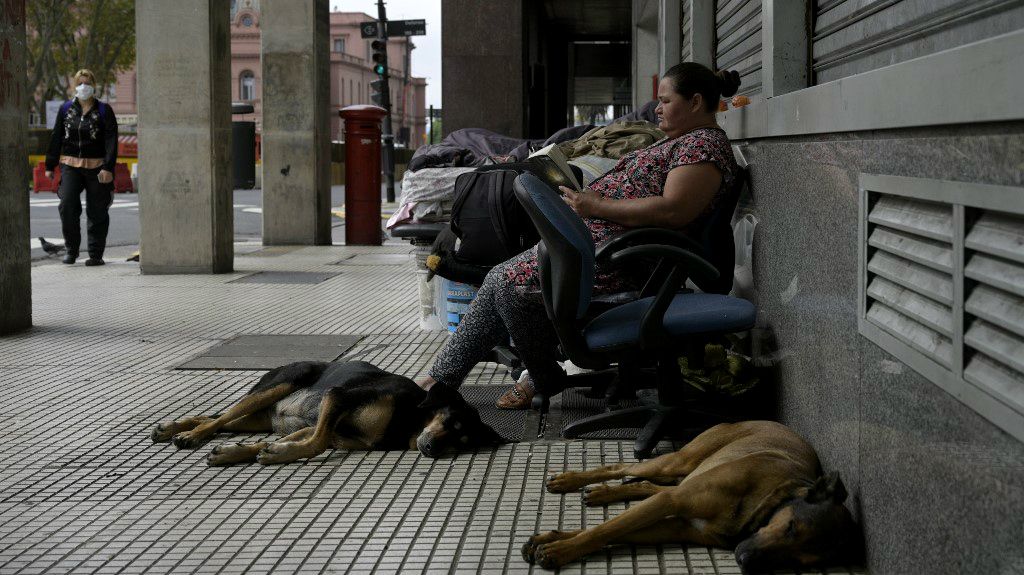 Extremadamente vulnerables, hombres y mujeres de todas las edades son de las pocas personas que pueden verse actualmente en las calles casi vacías de Buenos Aires.