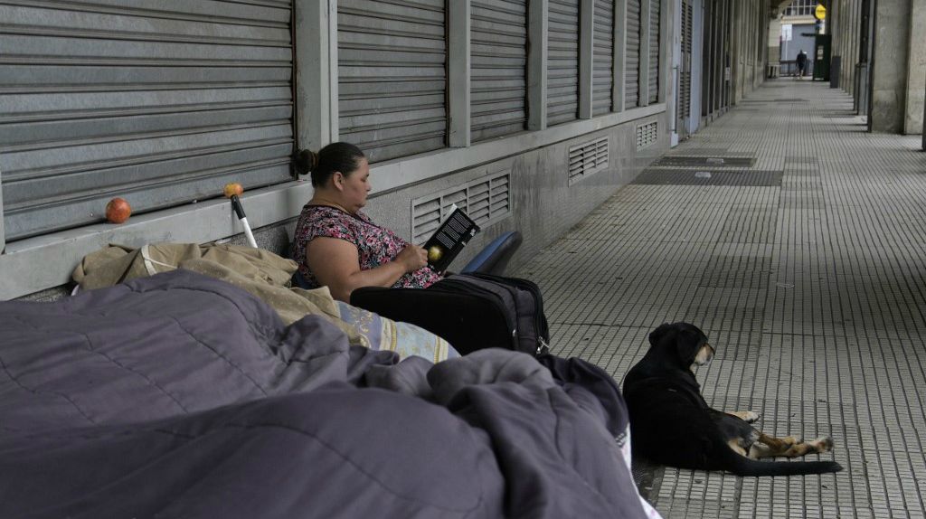 Extremadamente vulnerables, hombres y mujeres de todas las edades son de las pocas personas que pueden verse actualmente en las calles casi vacías de Buenos Aires.