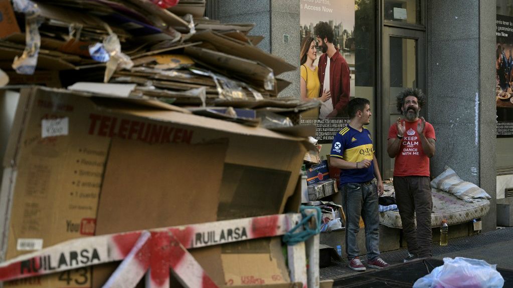 Extremadamente vulnerables, hombres y mujeres de todas las edades son de las pocas personas que pueden verse actualmente en las calles casi vacías de Buenos Aires.