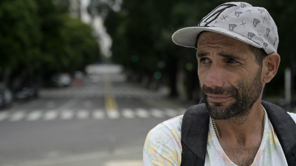 Extremadamente vulnerables, hombres y mujeres de todas las edades son de las pocas personas que pueden verse actualmente en las calles casi vacías de Buenos Aires.