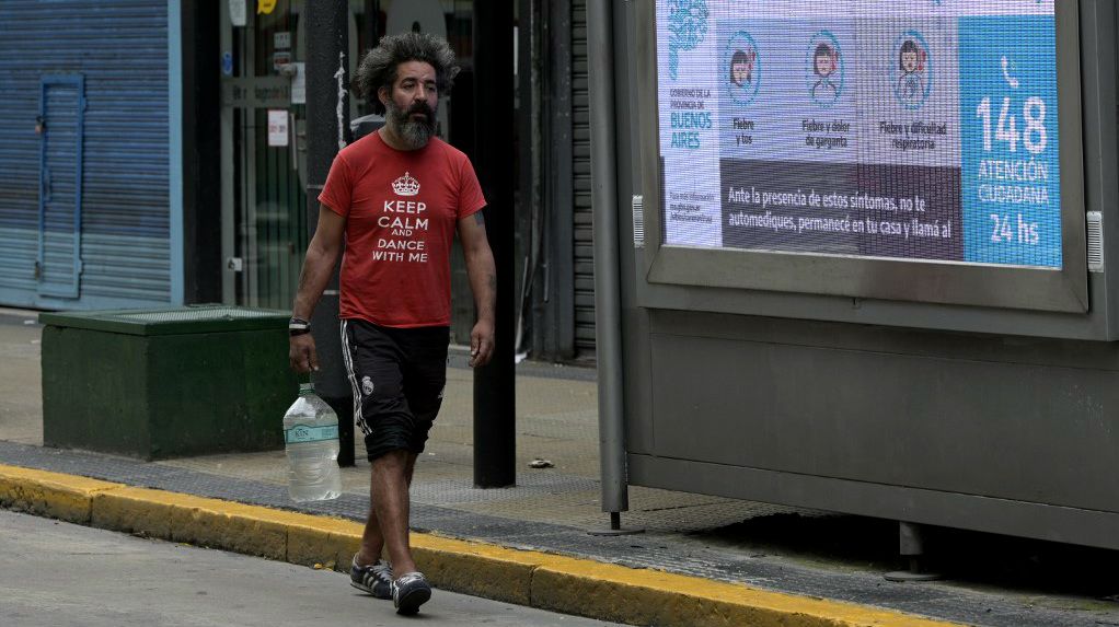 Extremadamente vulnerables, hombres y mujeres de todas las edades son de las pocas personas que pueden verse actualmente en las calles casi vacías de Buenos Aires.