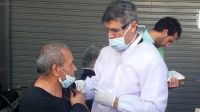 El doctor Daniel Psserini, viceintendente de Córdoba, salió a vacunar jubilados mientras hacían cola en los bancos.