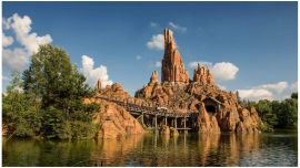 Es una de las atracciones más emblemáticas de los diferentes parques Disney tanto por su tematización es la Big Thunder Mountain.