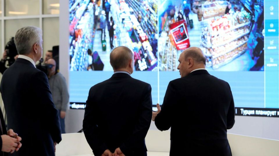 El presidente ruso, Vladimir Putin, observa junto a otros funcionarios un sistema de control de movimiento de las personas.