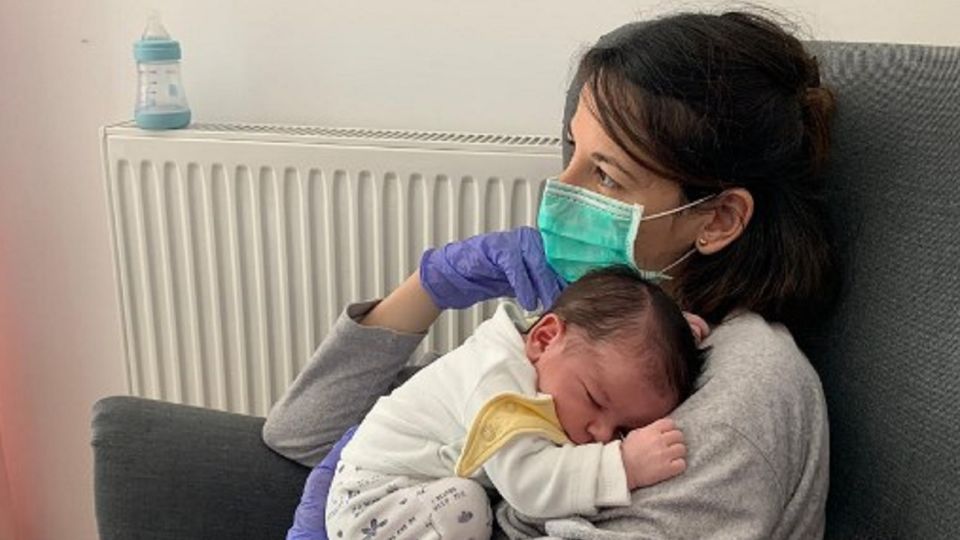 Tener un bebé y no poder tocarlo por el coronavirus