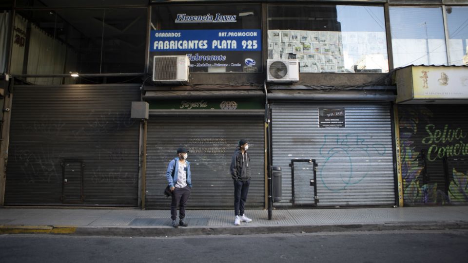 Argentina, que contabiliza 1.265 contagios al 3 de abril, se encuentra bajo aislamiento hasta el 12 de abril próximo.