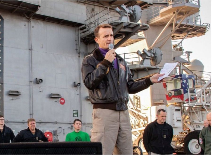 El capitán Brett Crozier alertó sobre 100 casos de coronavirus en su portaaviones, y Estados Unidos lo sancionó.
