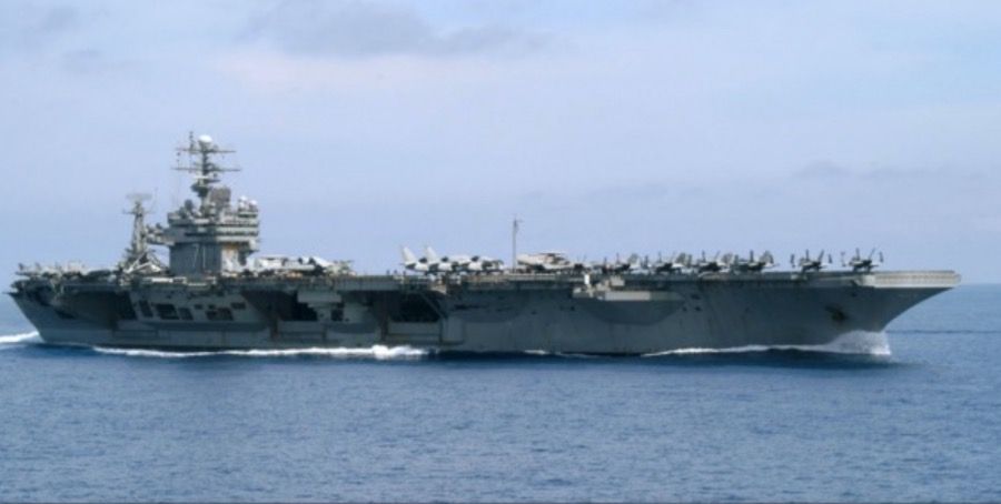 El portaaviones T. Roosevelt registro 100 casos de COVID-19 entre sus 4800 tripulantes. Su capitán alertó sobre esto y lo sancionaron.