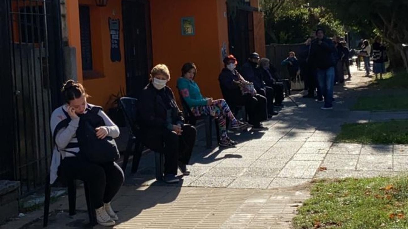 Algunos municipios pusieron sillas para que los jubilados no aguarden el ingreso al banco de pie.