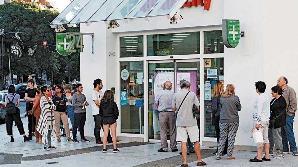 Colas. La expansión del coronavirus desbordó a los comercios.