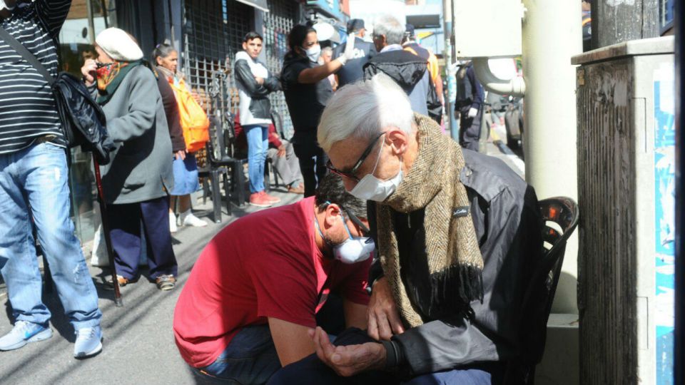 La imagen de jubilados y beneficiarios de asignaciones sociales haciendo guardia en los bancos mostró la imposibilidad de restringir la cuarentena.