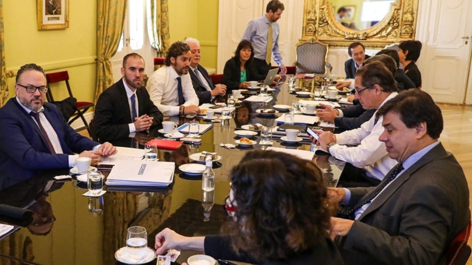 El Gabinete económico se reúne para debatir sobre el coronavirus y el aislamiento.