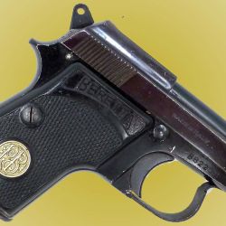 Los primeros Modelos de Beretta 950, venían con medallones de plata con el logo de la firma italiana en sus cachas. Posteriormente, sólo fue estampado en el plástico. 