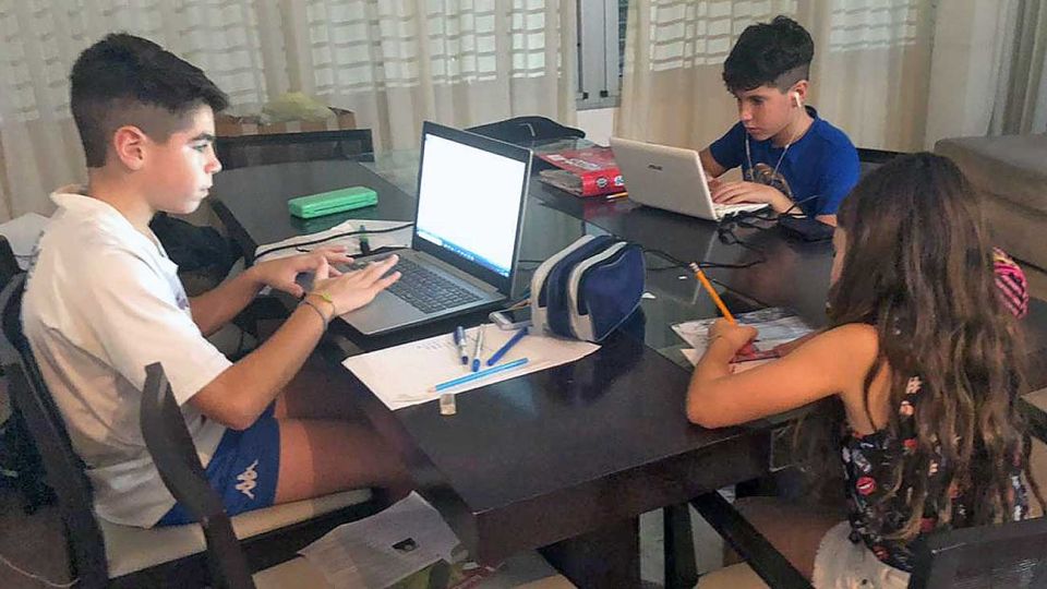 De a tres. Dispositivos y plataformas para hermanos.