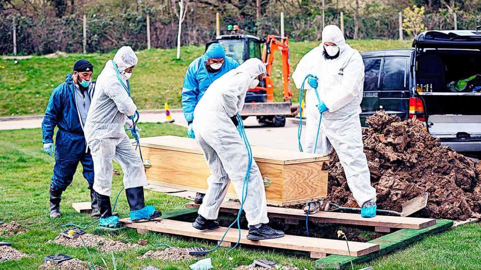Entierro. Del joven británico de 13 años que murió el lunes. El país tiene un total de 4.313 muertes.