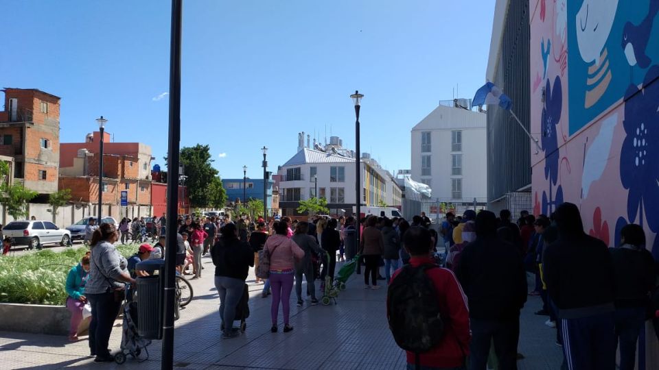 Fila para la entrega de paquete escolar en la Villa 31.