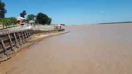 Así se ve el río Paraná a la altura de la localidad correntina de Bella Vista.