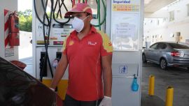 Vistas de la Cuarentena por Coronavirus, controles policiales gente con barbijos