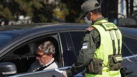 Vistas de la Cuarentena por Coronavirus, controles policiales gente con barbijos