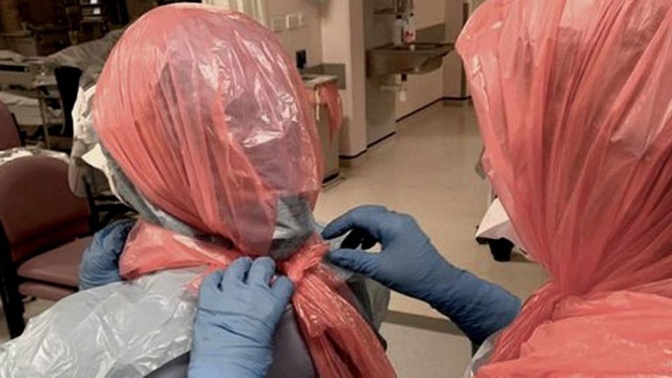 Médicos en Reino Unido usan bolsas de residuos para cubrirse la cara.