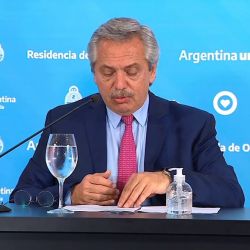 Alberto Fernández con alcohol en gel | Foto:Cedoc