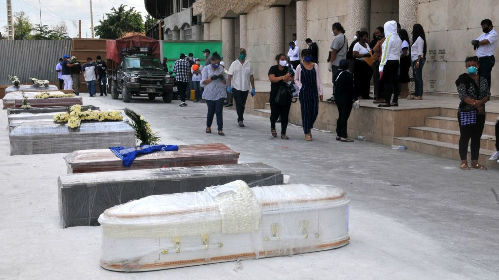 La pandemia, que ya mató a más de 73.000 personas en el mundo, desbordó muy pronto al sistema de salud en Guayaquil (Ecuador)