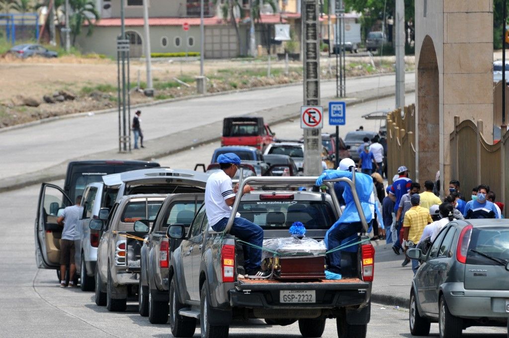 La pandemia, que ya mató a más de 73.000 personas en el mundo, desbordó muy pronto al sistema de salud en Guayaquil (Ecuador)