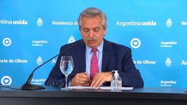 Alberto Fernández con alcohol en gel