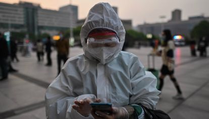Miles de pasajeros abandonan Wuhan tras el fin del confinamiento por la pandemia.