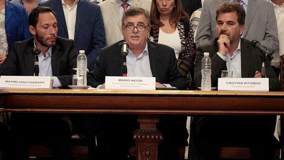 Maximiliano Ferraro (CC), Mario Negri (UCR) y Cristian Ritondo (PRO) firmaron la carta que le presentaron a Sergio Massa.