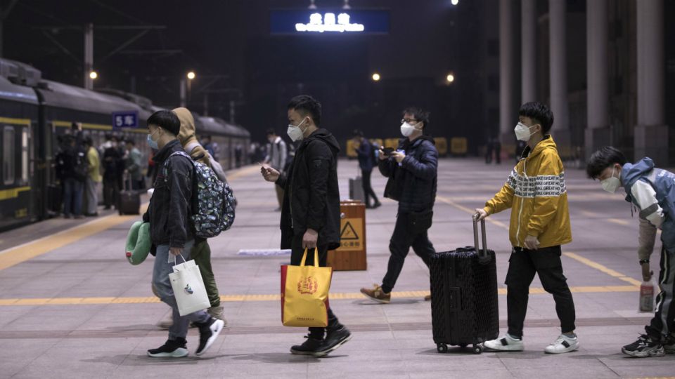 Miles de pasajeros abandonan Wuhan tras el fin del confinamiento por la pandemia.