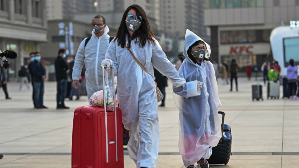 Miles de pasajeros abandonan Wuhan tras el fin del confinamiento por la pandemia.