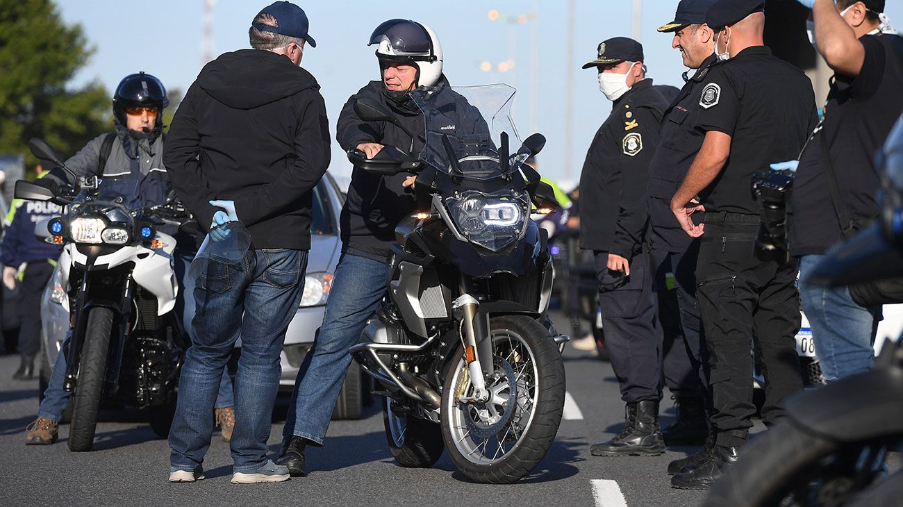 El ministro de Seguridad bonaerense, Sergio Berni, admitió hoy que se registró un aumento en la circulación de vehículos en los accesos a la Capital Federal pero que no se observa la presencia de turistas, al recorrer los controles que realiza la policía provincial para evitar que se produzcan desplazamientos de gente hacia la costa atlántica y los countries del conurbano para pasar el fin de Semana Santa.