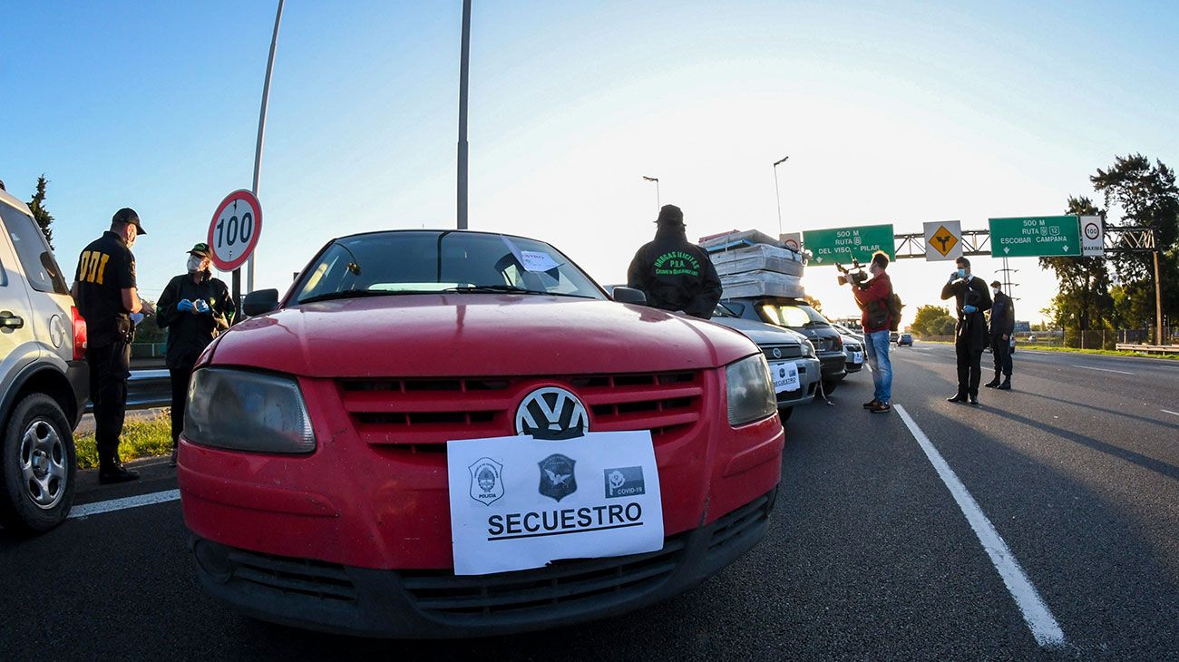 El ministro de Seguridad bonaerense, Sergio Berni, admitió hoy que se registró un aumento en la circulación de vehículos en los accesos a la Capital Federal pero que no se observa la presencia de turistas, al recorrer los controles que realiza la policía provincial para evitar que se produzcan desplazamientos de gente hacia la costa atlántica y los countries del conurbano para pasar el fin de Semana Santa.